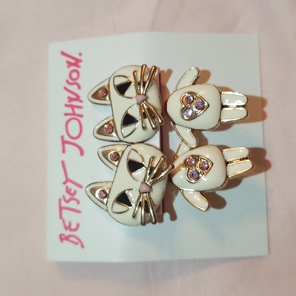 BETSEY JOHNSON cat earrings